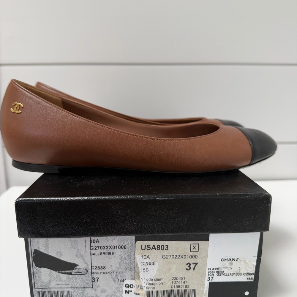CHANEL Brown Leather Flats with Black Cap - Picture 4 of 5